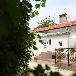 Charming In Town Center Apartment Pula